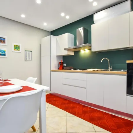 2 Bedroom Beautiful In Monterosso Apartment *