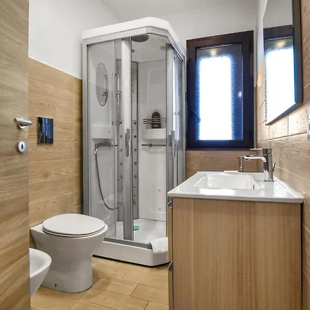 2 Bedroom Beautiful In Monterosso Apartment *