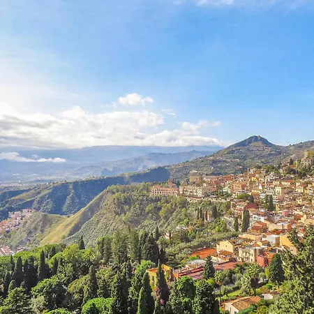 2 Bedroom Beautiful In Monterosso Apartment *